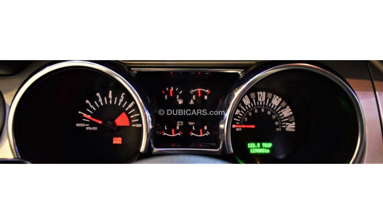 فورد موستانج ONLY 129000 KM! FORD MUSTANG GT 2005 Model in Black with Yellow Stripes Color! GCC Specs