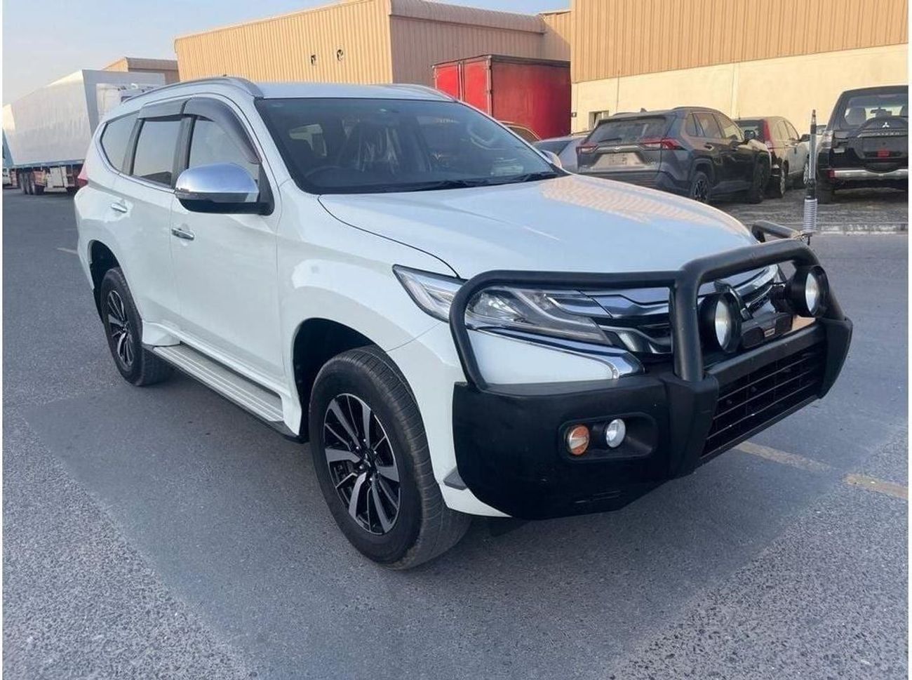 ميتسوبيشي باجيرو Diesel 2.4 Liter Right Hand Drive Automatic 4WD T.V Back Camera