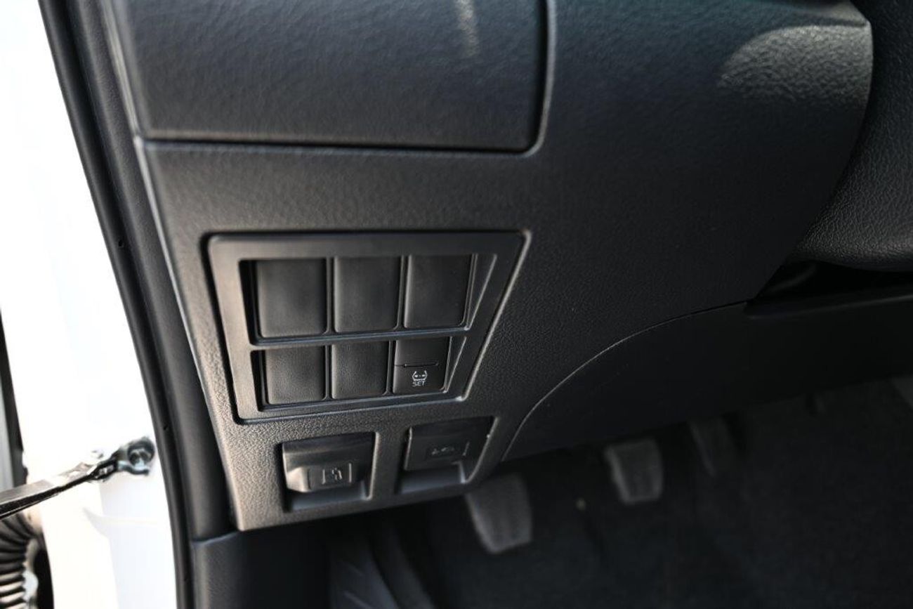 تويوتا هيلوكس Double Cabin 2.4L Diesel Pickup Manual Transmission