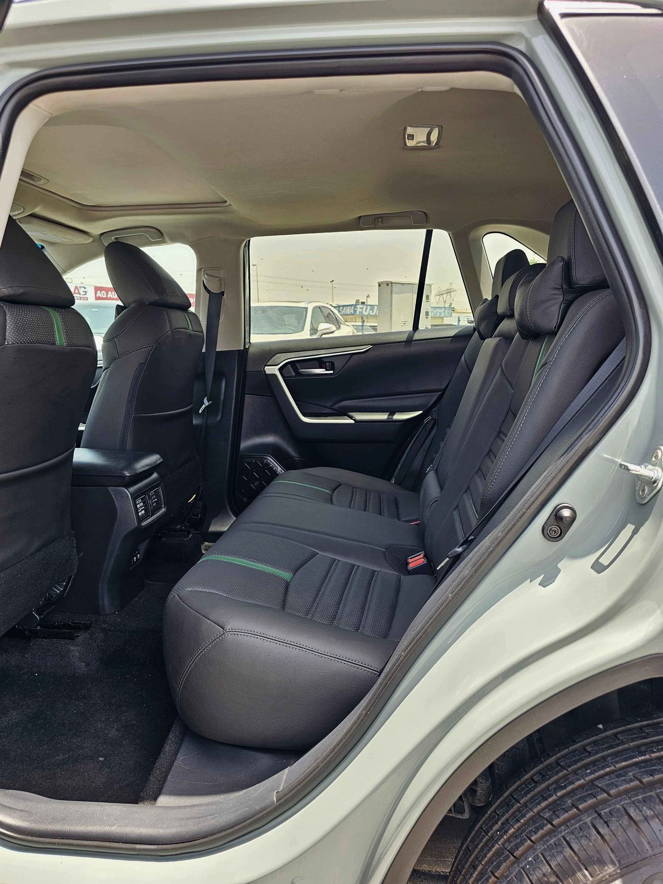 Toyota RAV4 XLE / SUNROOF/ DVD CAMERA/ LEATHER ELECTEIC SEAT/ AUTO TRUNK/ E BRAKE/ LOT# 40870