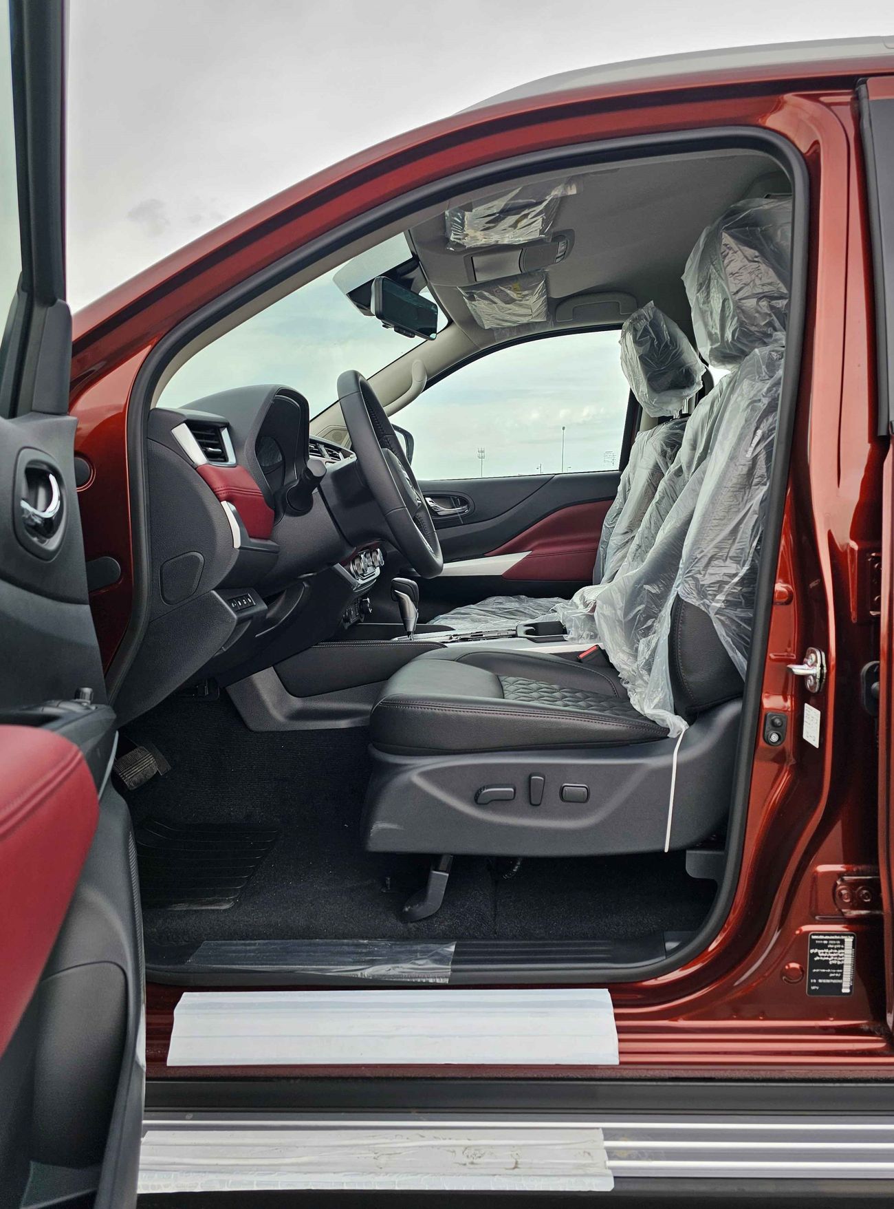 Nissan XTerra PLATINUM / 2.5L / LEATHER SEATS WITH "4" CAMERAS  (CODE # 67964)