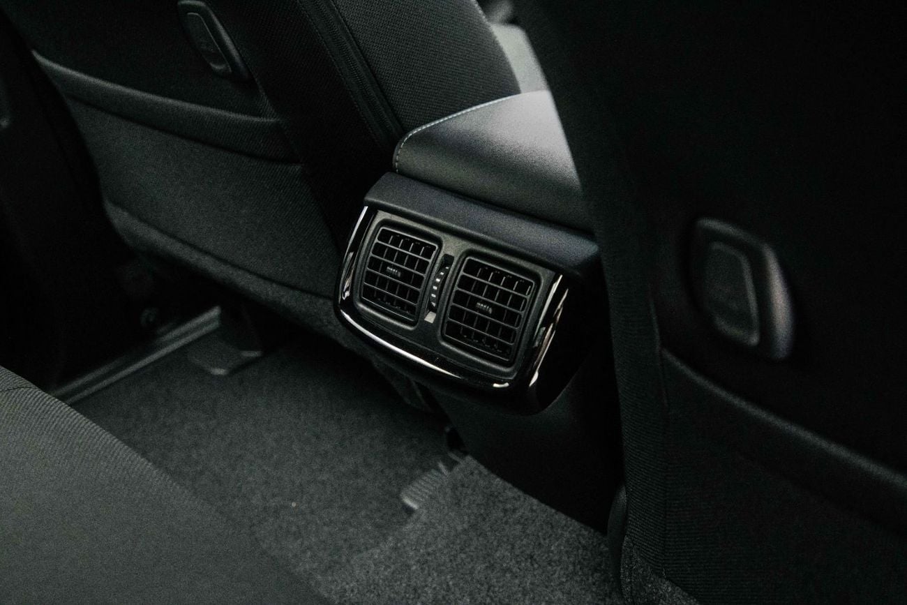 تويوتا هيلوكس Adventure 4.0L - Platinum White Inside MLM Black | Export Only