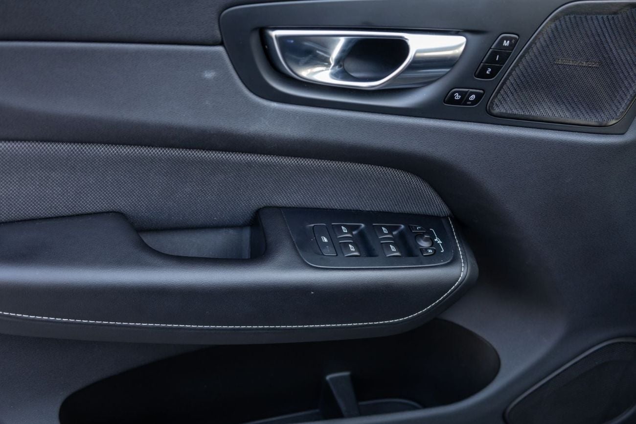 Volvo XC60 R DESIGN Volvo XC60 B5 R-Design 2022 GCC | Agency Warranty | Service Contract