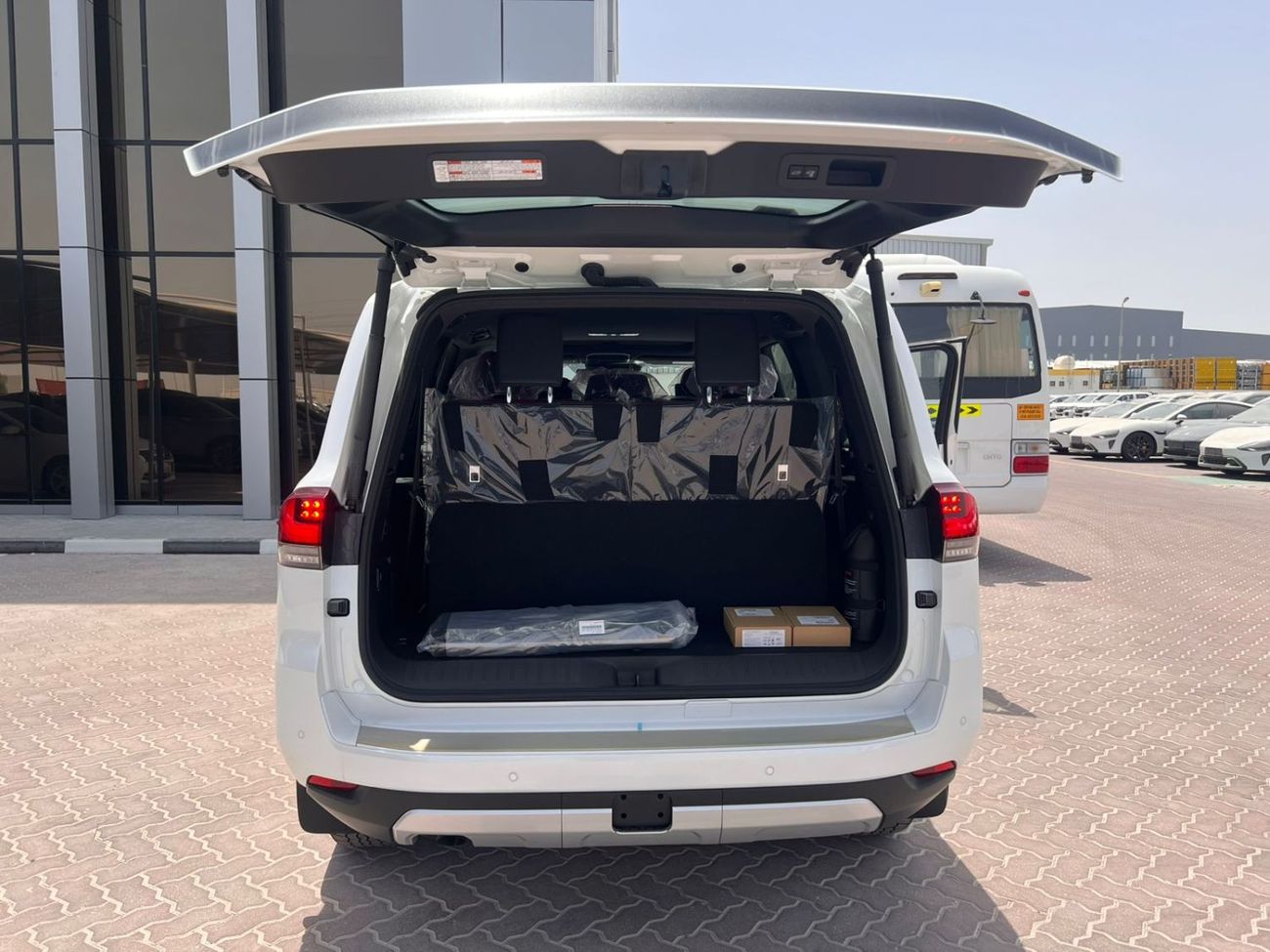 تويوتا لاند كروزر 2025 Toyota Land Cruiser LC300 GR-Sport (Full-Option with Radar) 3.3L V6 Twin Turbo Diesel A/T 4WD