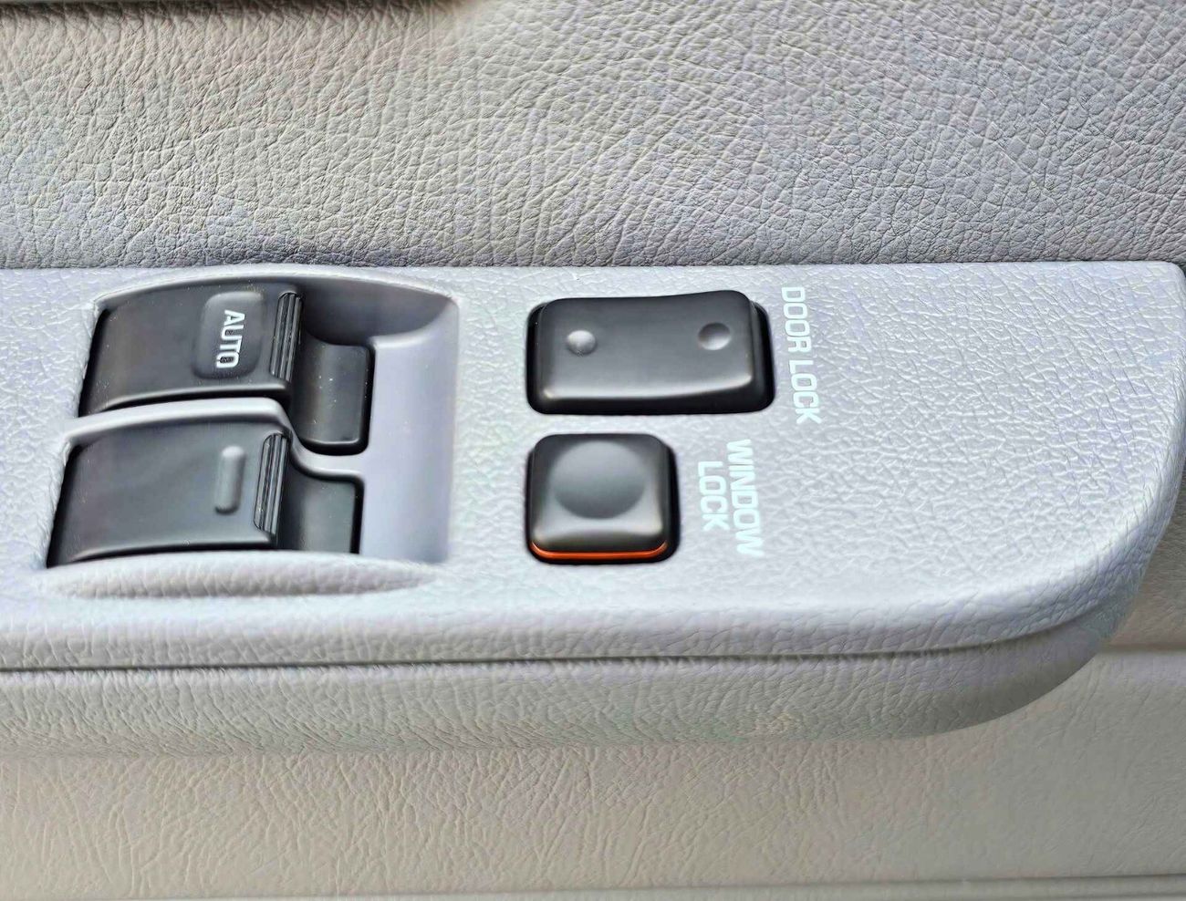 تويوتا لاند كروزر 70 (70 Series) 4.0L V6 Petrol / M/T, Power Windows, 4WD