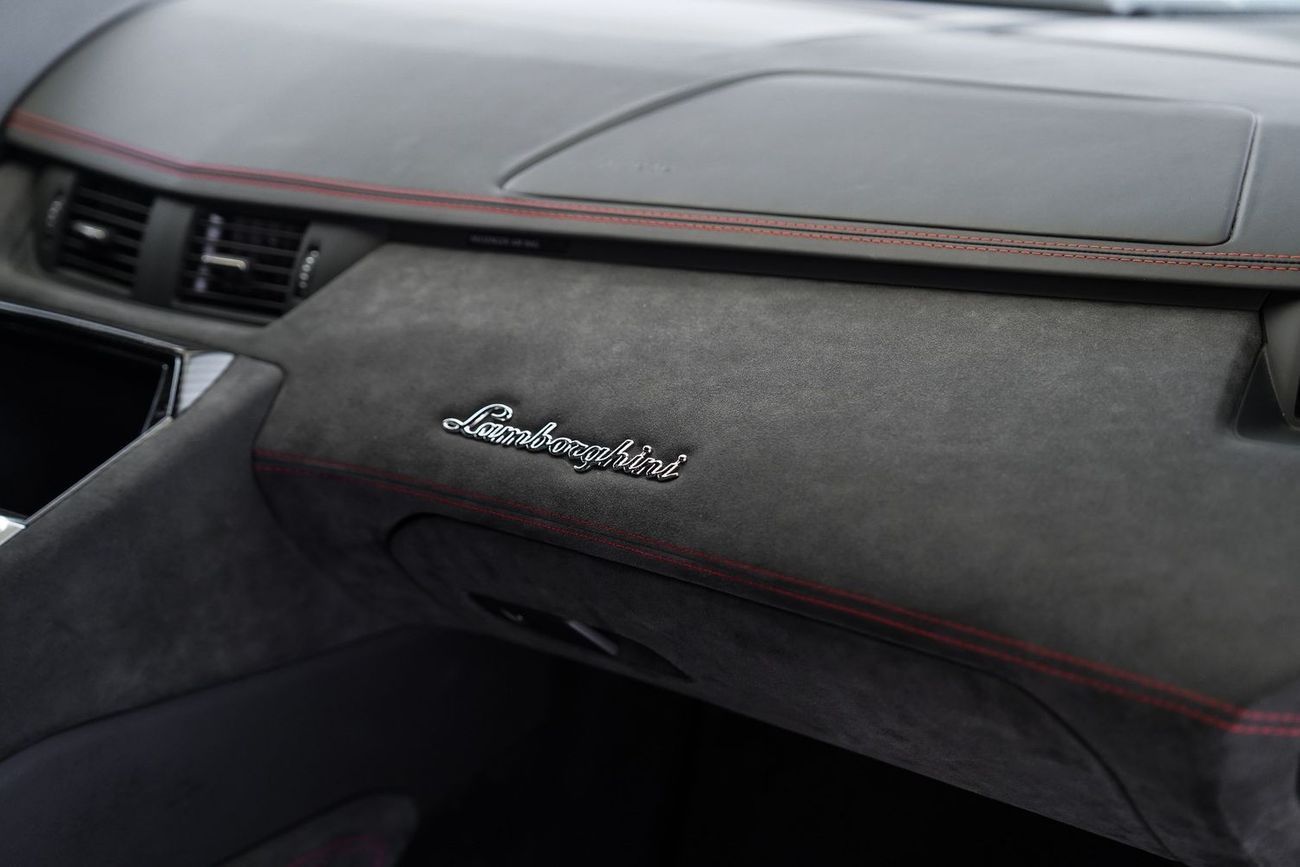 لامبورغيني أفينتادور 6.5L V12 Aventador Roadster Pirelli Edition