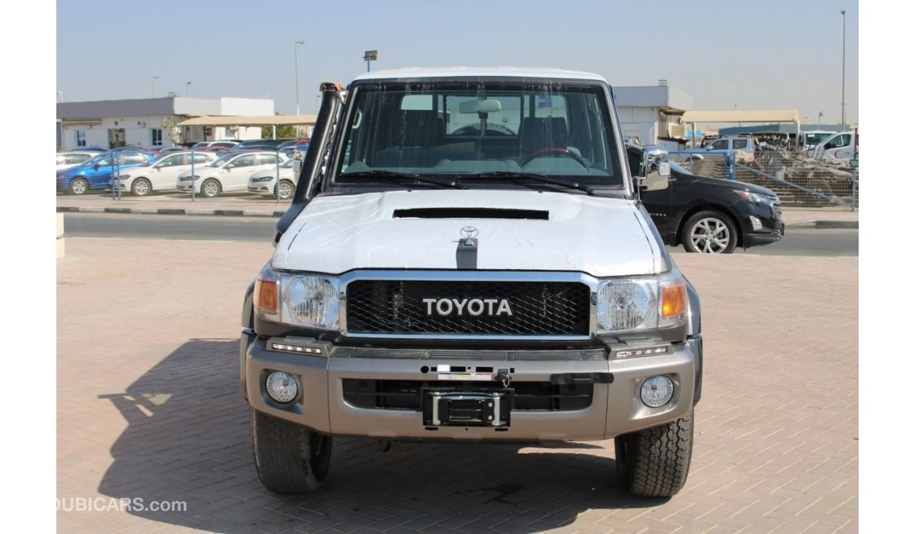 تويوتا لاند كروزر بيك آب 4.5L V8 Diesel Double Cab LX Manual