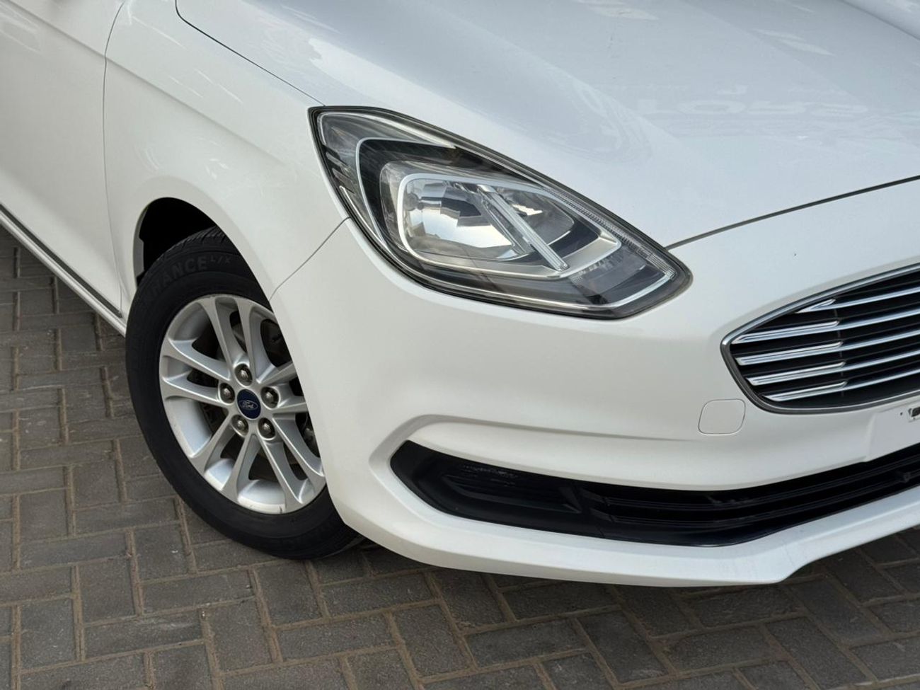 Ford Escort ECO CAR / GCC / BIG SCREEN / RIMS / APPLE ANDROID AUTO / IN PERFECT CONDITION