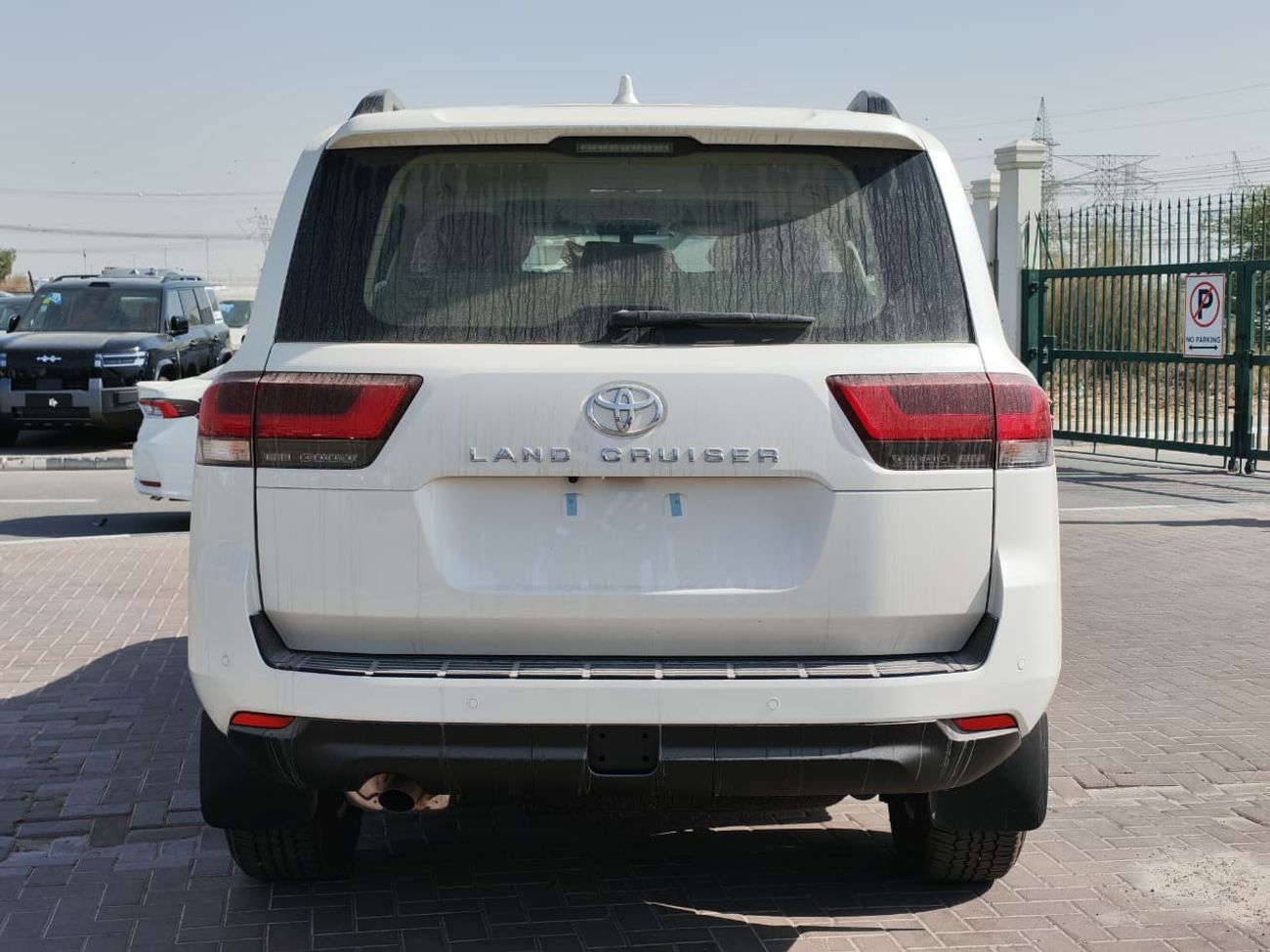 تويوتا لاند كروزر 2025 Toyota Land Cruiser LC300 GXR Basic-Option with Sunroof 4.0L V6 Petrol A/T 4WD Export Only