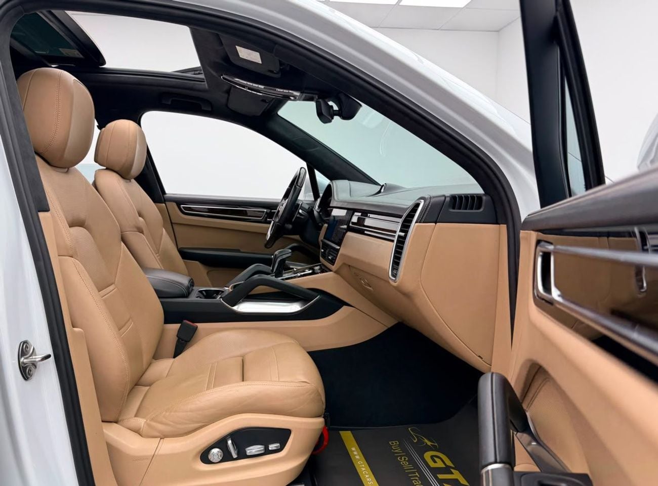 Porsche Cayenne Turbo 2018 Porsche Cayenne Turbo, Full Porsche Service History, Fully Loaded, Excellent Condition, GCC