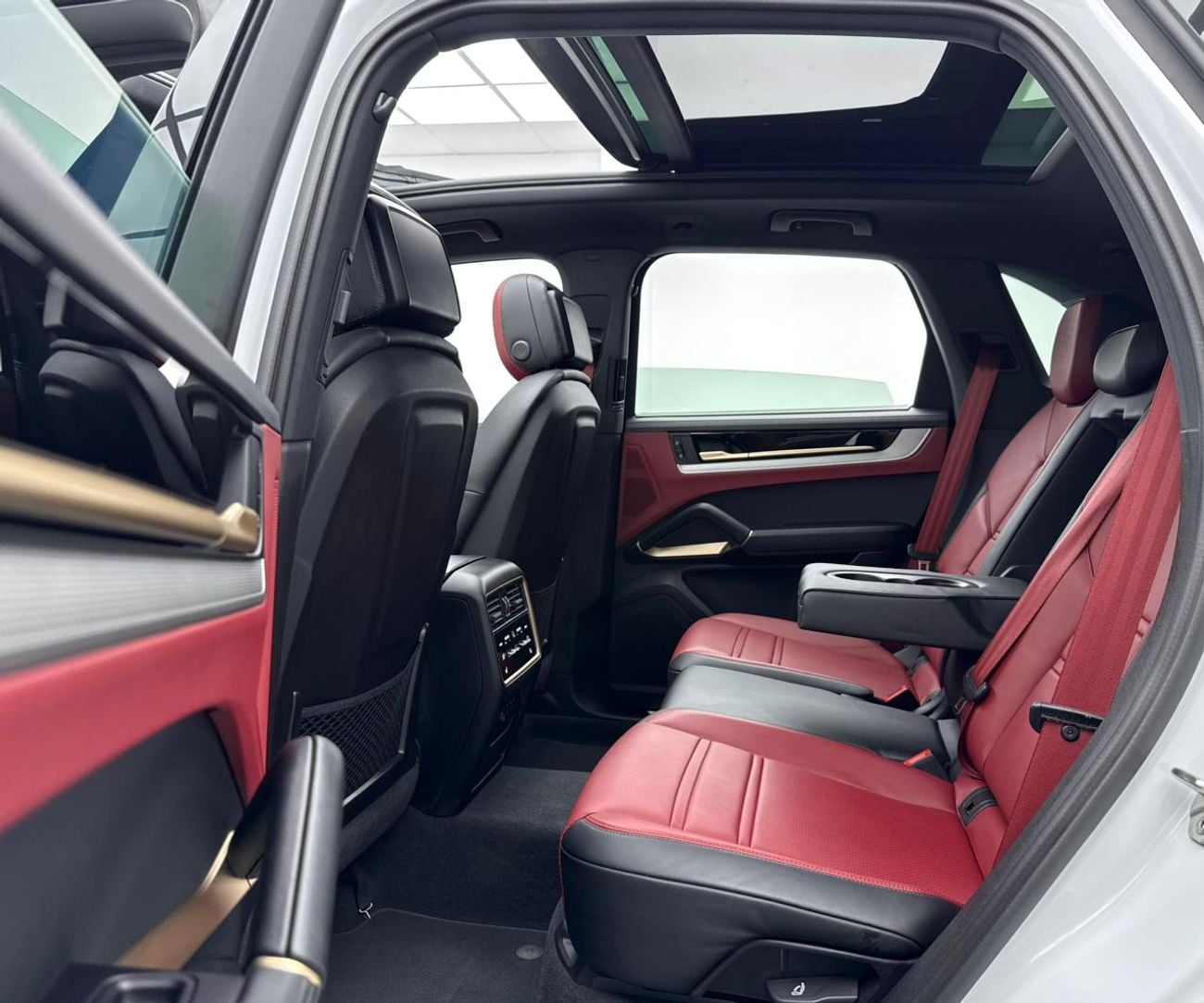 بورش كايان Base 2025 Porsche Cayenne, 2027 Porsche Warranty, Full Porsche Service History, Very Low Km, GCC