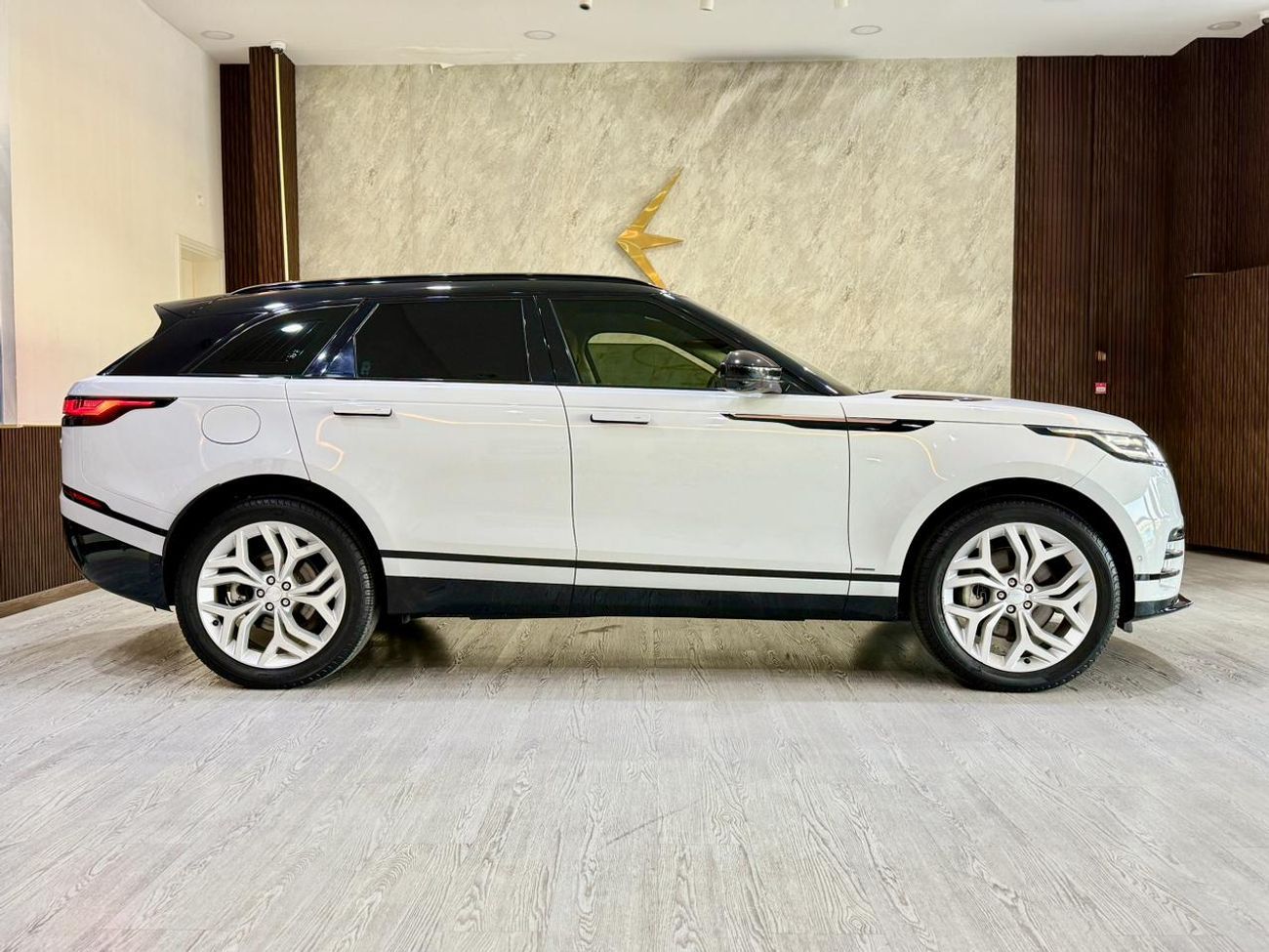 لاند روفر رينج روفر فيلار P300 R-Dynamic SE 2.0L