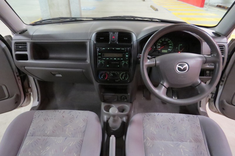 Mazda 121 interior - Cockpit