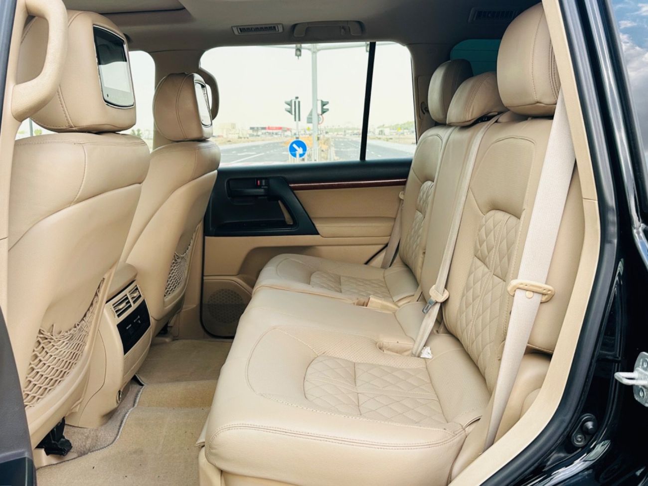 Toyota Land Cruiser GXR 4.0L (271 HP) 4WD MODEL 2015 GCC CAR PERFECT CONDITION INSIDE AND OUTSIDE FULL OPTION SUN ROOF