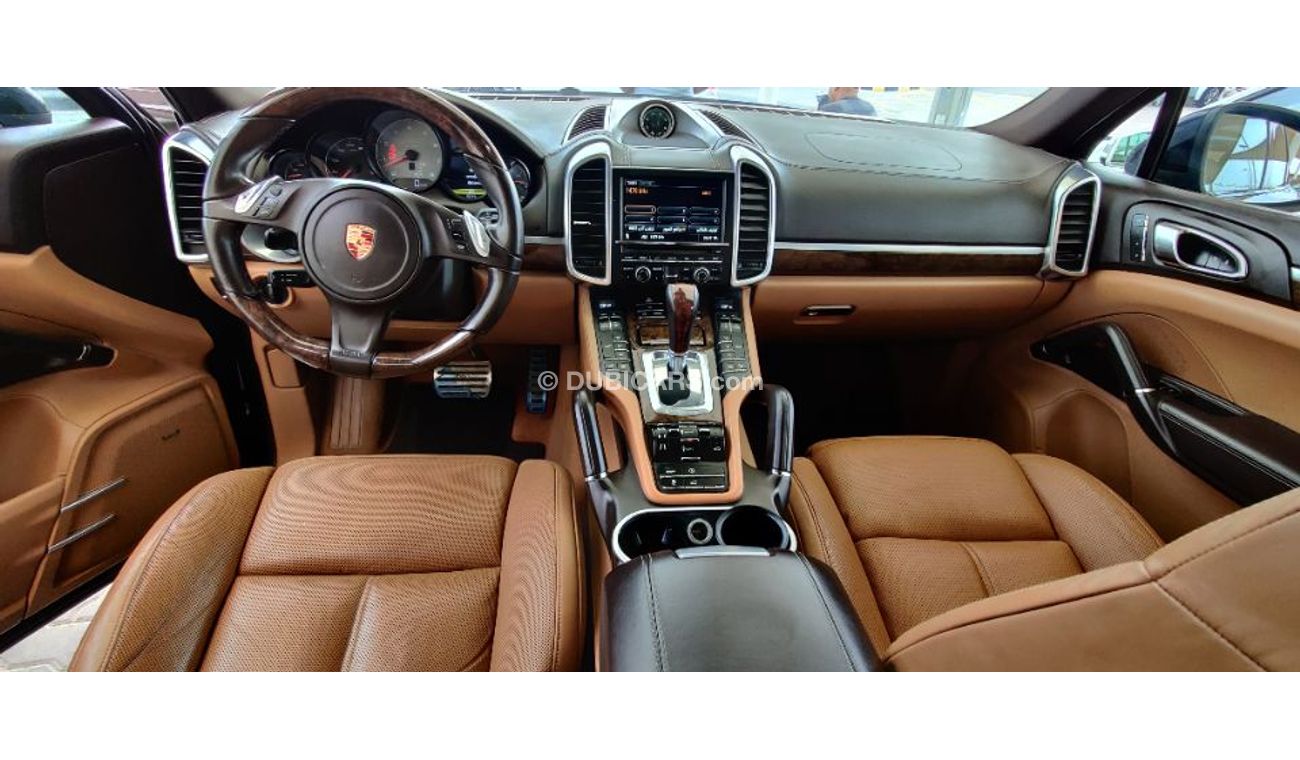 Porsche Cayenne 2013 model full options GCC specs service history available