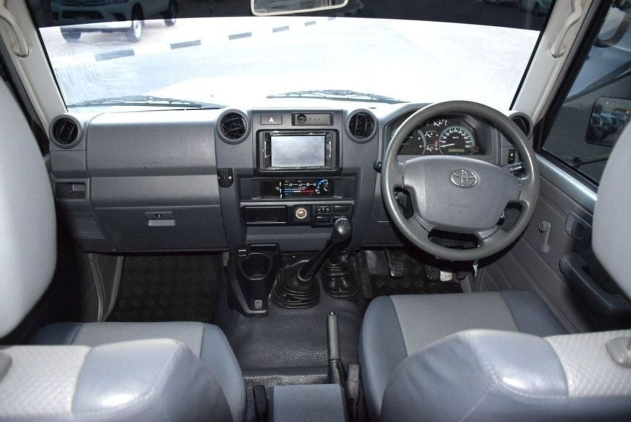 تويوتا لاند كروزر بيك آب 4.5L 8cyl Diesel, Manual, Four Wheel (Right hand)