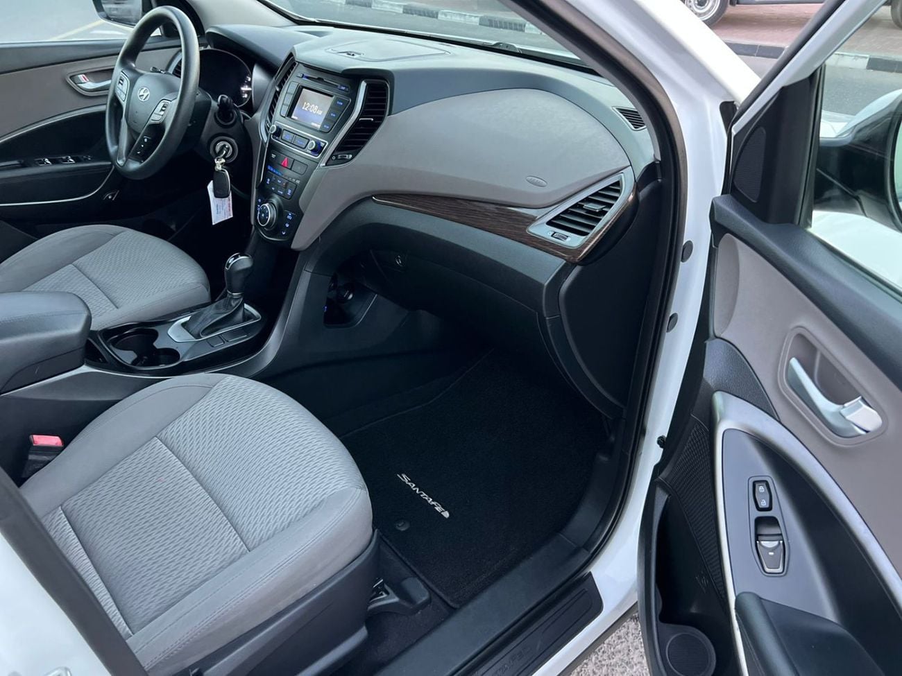 Hyundai Santa Fe SPORT (NON GCC) 2018 Hyundai Santa Fe 2.4L V4 - Apple Play & Android - Rear Camera - 2 keys