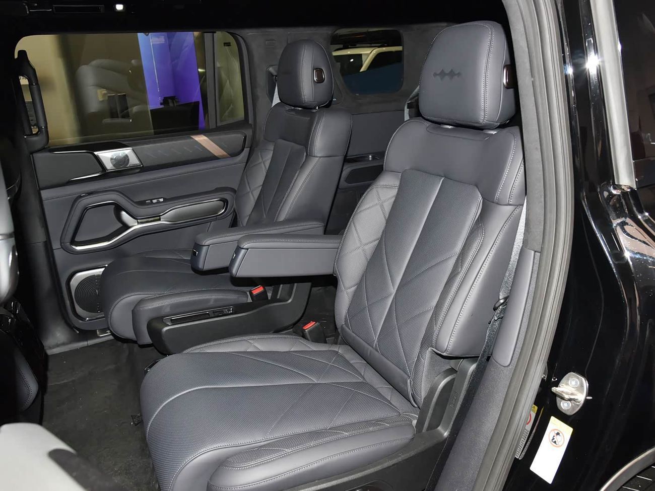 BYD Leopard 8 Smart and Brave Flagship Edition (6 Seats) 21-inch Rims with Tow Hook | 2025 | Ready Stock Limited Q