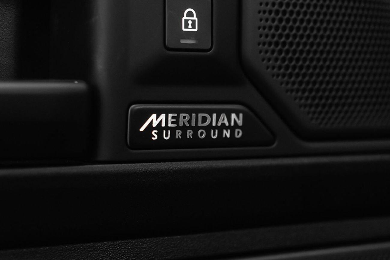 لاند روفر ديفندر STD 110 P635 OCTA V8