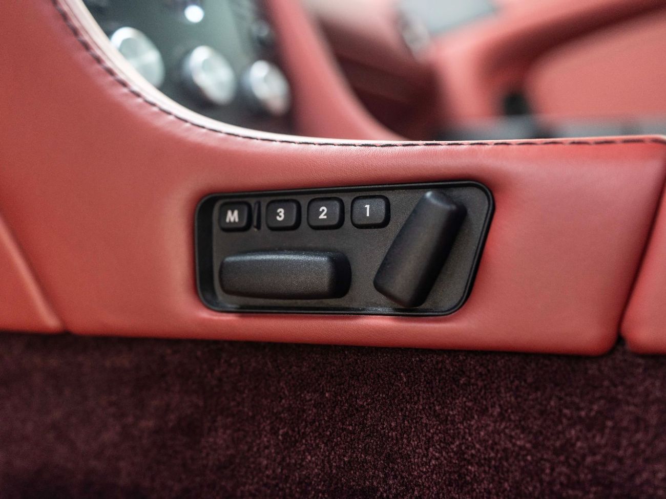 أستون مارتن فانتيج V8 Standard