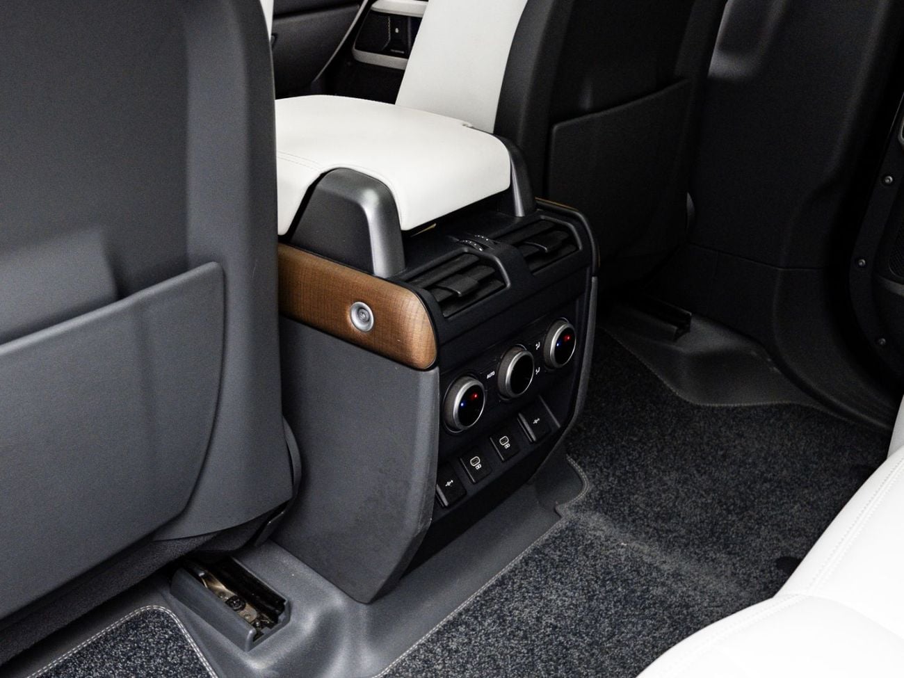 Land Rover Defender P400 110 HSE 3.0L (5 Seater)