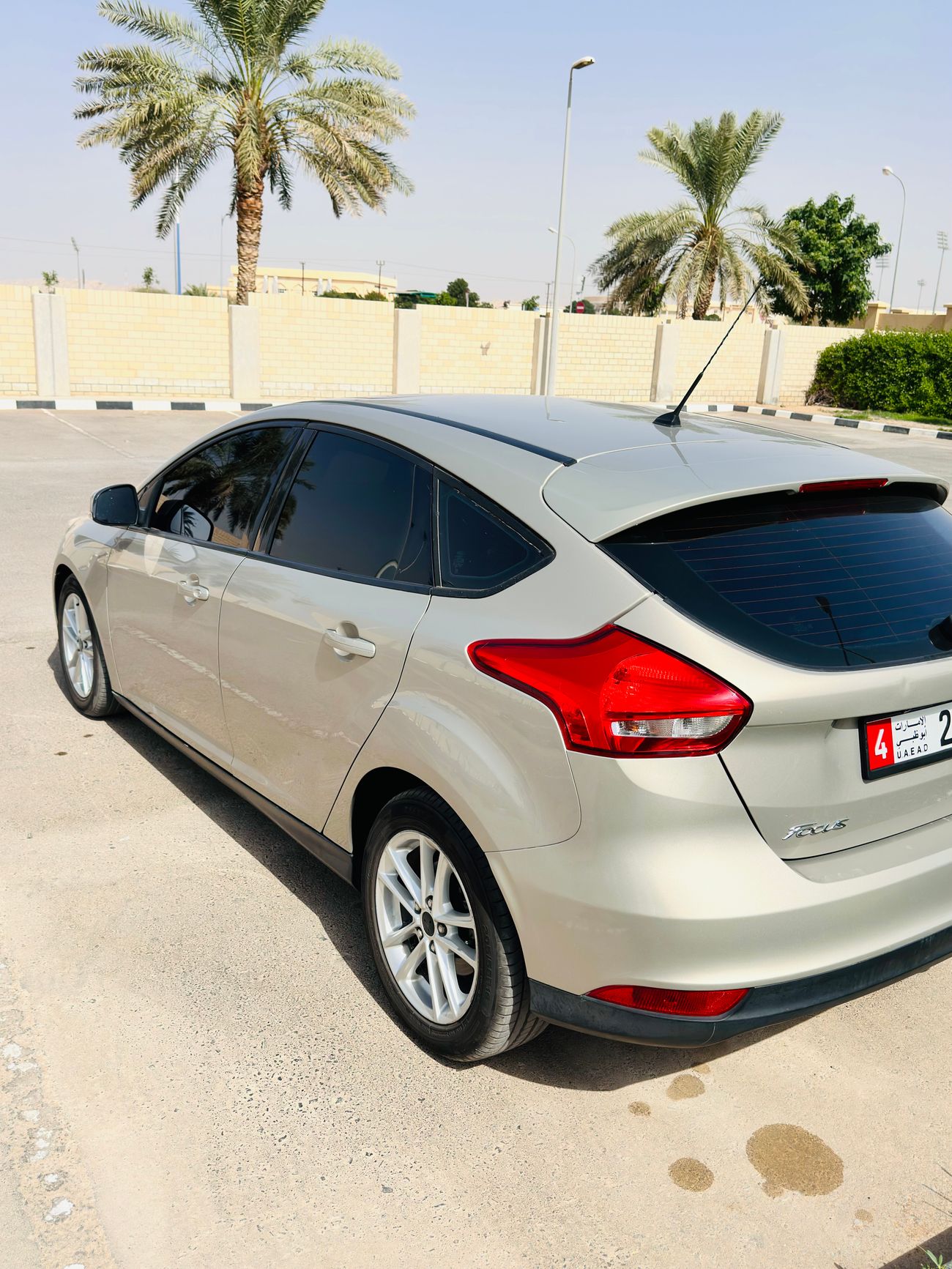 فورد فوكاس أنظف فورد فوكس خليجي 2015 قوي واقتصادي جدا،ملكية سنة تأمين عمان والامارات سنة، صبغ وكالة من البنفر إ