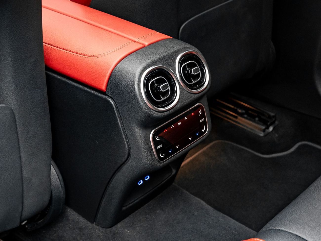 Mercedes-Benz GLC 300 2024 Mercedes GLC 300 4Matic, August 2029 Mercedes Warranty + Service Contract, Low KMs, GCC