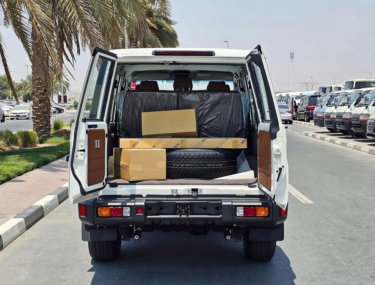 Toyota Land Cruiser 70 4.0L PETROL / AT / DIFF LOCK/ WINCH SNORKEL / FULL OPTION (CODE # 68001)