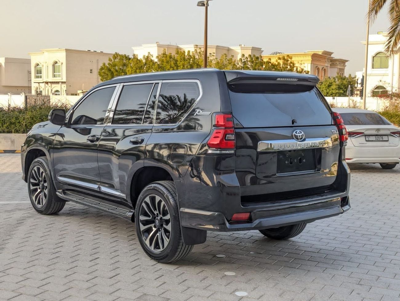 تويوتا برادو TX-L Toyota Prado LHD Petro engine LHD black  with begie interior