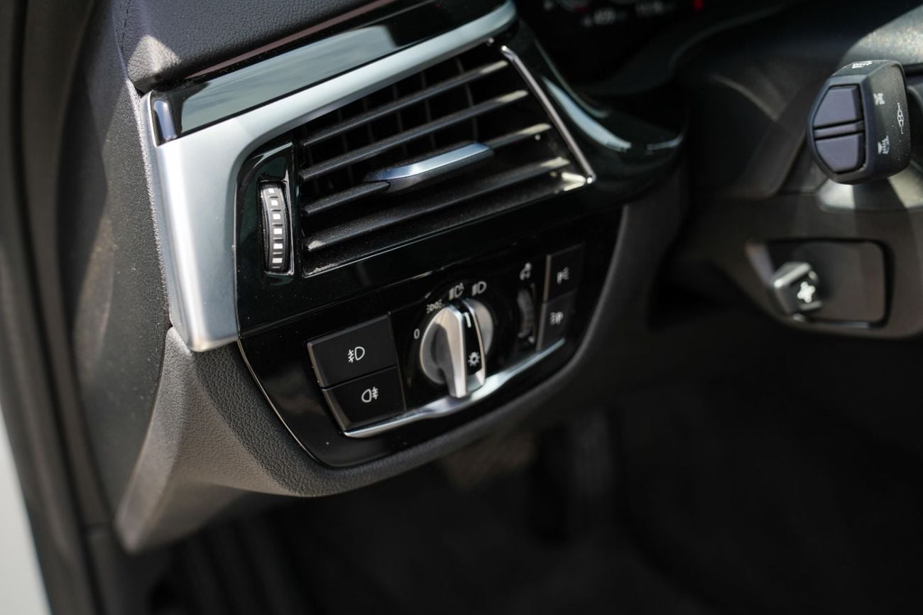 بي أم دبليو 520i Std 2.0L