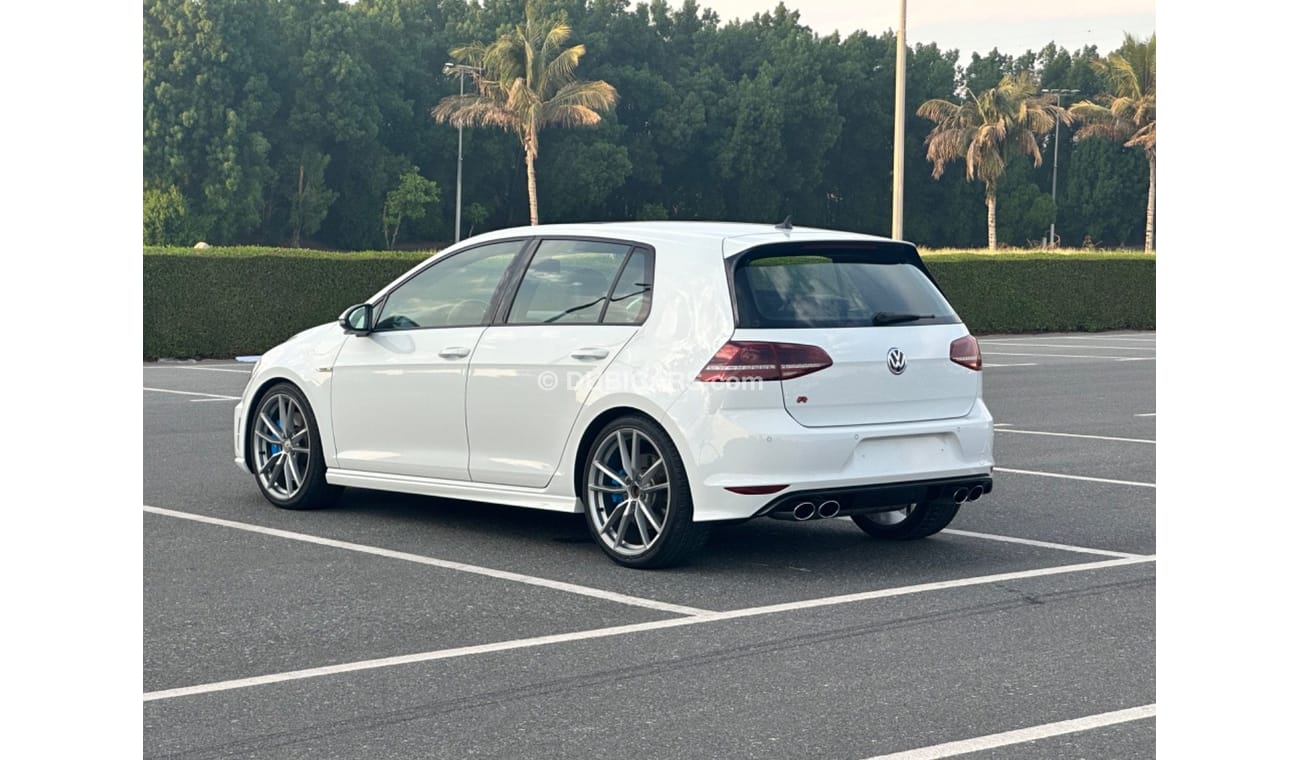 فولكس واجن جولف موديل 2016 خليجي حاله ممتازه جدا من الداخل والخارج فل مواصفات كراسي جلد ومثبت سرعه وتحكم كهربي وبانو