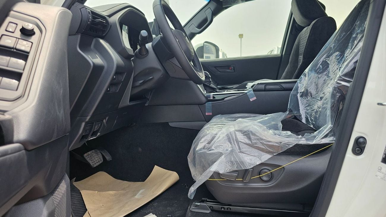 تويوتا لاند كروزر GXR WHITE-BLACK ELECTRIC DRIVER SEATS