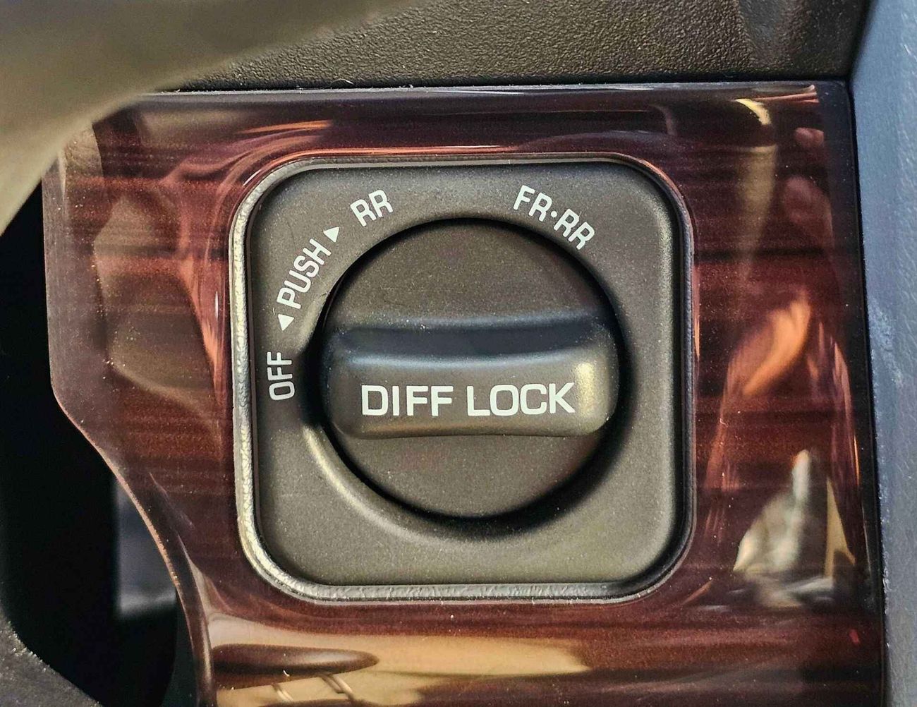 تويوتا لاند كروزر 70 LC76 / 4.0L PETROL A/T  / DIFF LOCK / REFRIGETOR / FULL OPTION / CODE# LC76