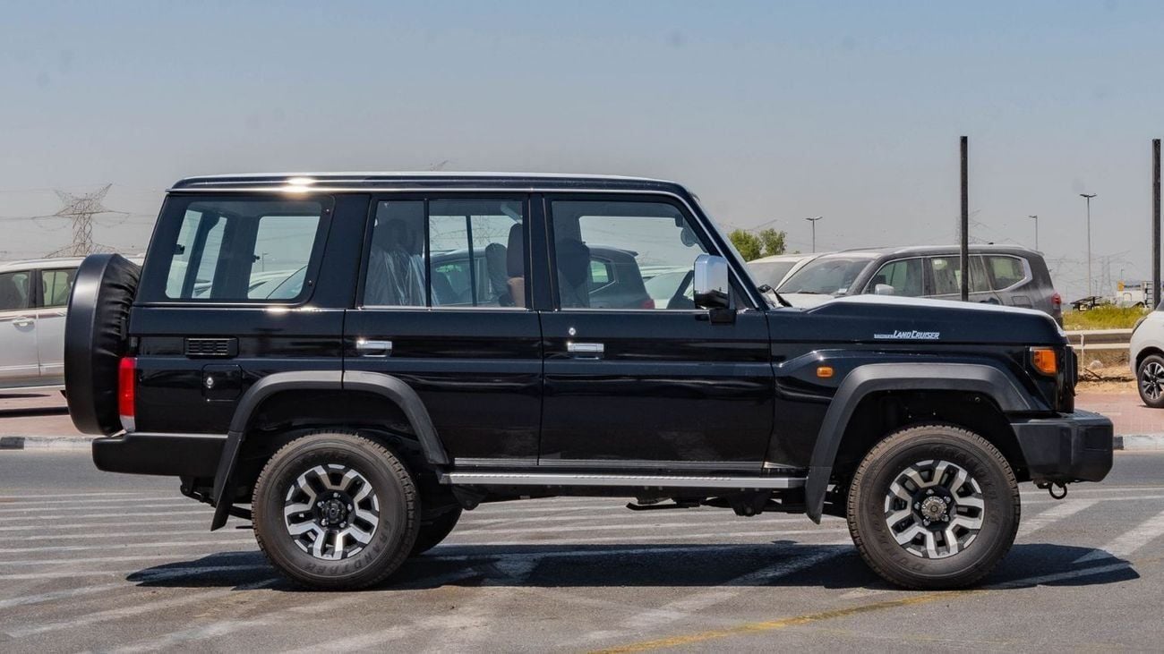 تويوتا لاند كروزر 70 2025 Toyota Land Cruiser LC 76 4.0L AT Petrol (Black)