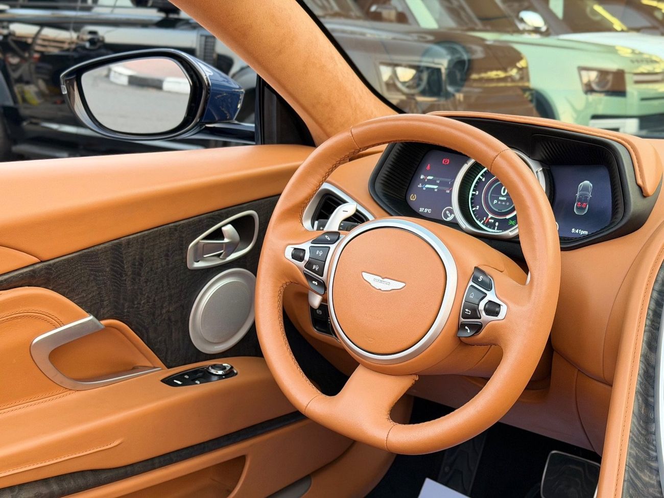 أستون مارتن DB11 Volante 4.0L