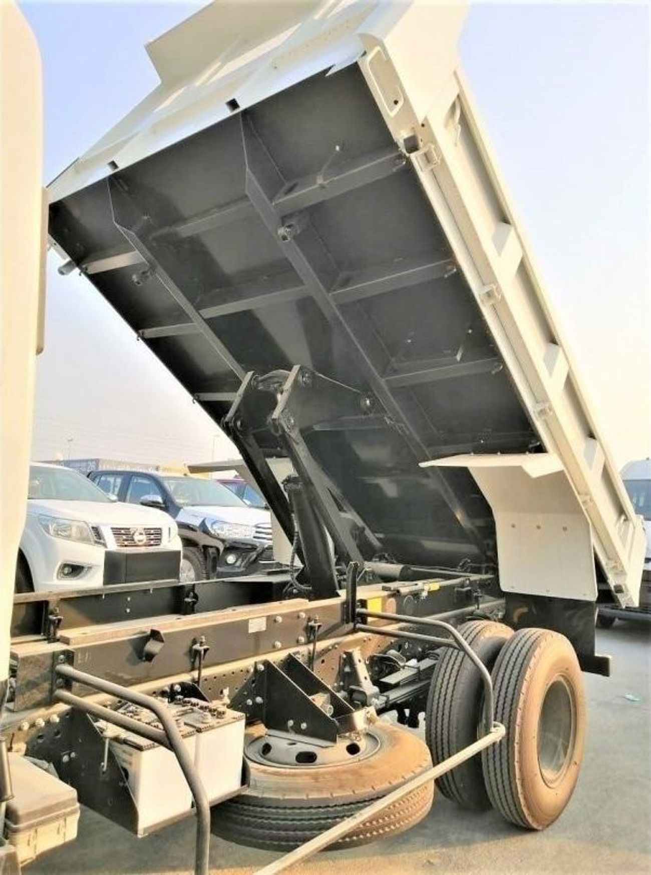 إيسوزو NPR NPR 85 DUMP TRUCK // 4 TONS // MODEL 2025