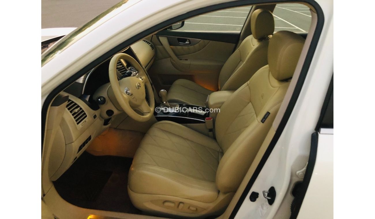 Infiniti QX70 Luxury Plus MODEL 2014 GCC CAR PERFECT CONDITION INSIDE AND OUTSIDE FULL OPTION SUN ROOF LEATHER SEA