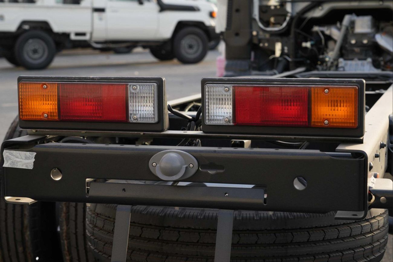 Mitsubishi Fuso Canter 4.2L CHASSIS M/T DIESEL