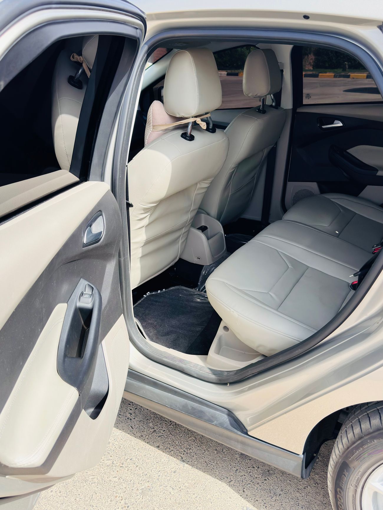 فورد فوكاس أنظف فورد فوكس خليجي 2015 قوي واقتصادي جدا،ملكية سنة تأمين عمان والامارات سنة، صبغ وكالة من البنفر إ