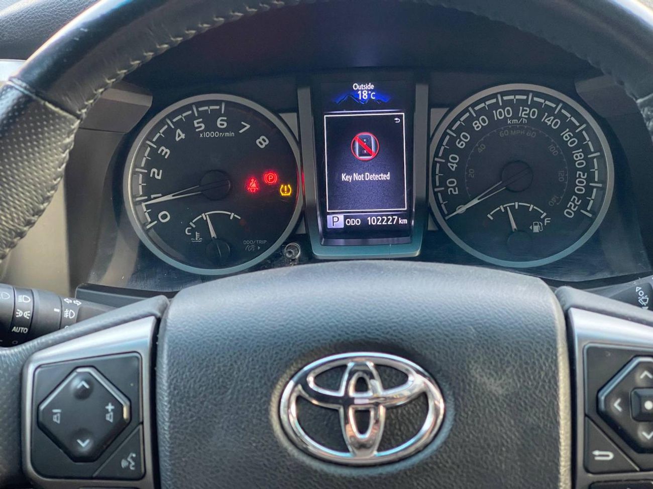 تويوتا تاكوما طقم TRD / محرك V6 سعة 3.5 لتر / دفع رباعي / فتحة سقف / شاشة كبيرة / نظام مراقبة النقاط العمياء / بحا