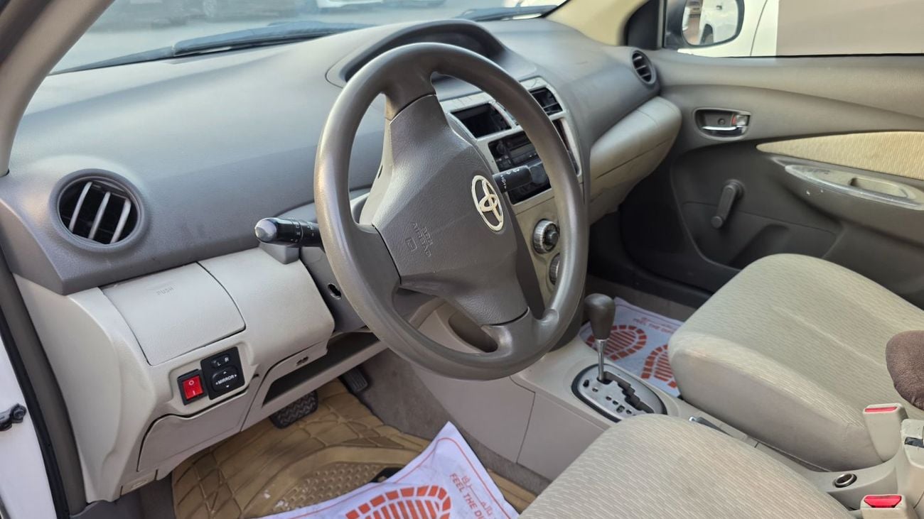 Toyota Yaris BASE