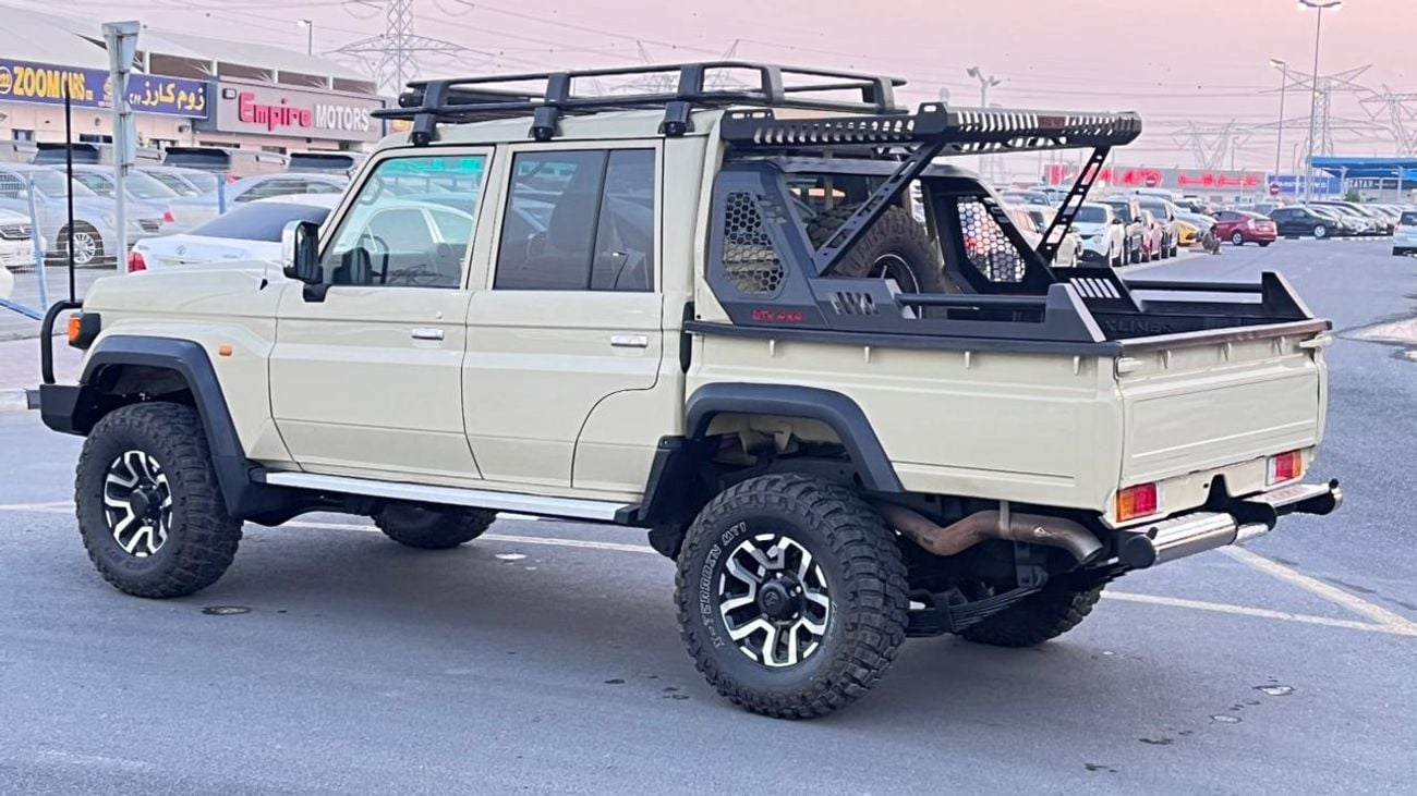 Toyota Land Cruiser Pick Up Heavy Duty Double Cabin Pickup RHD 4.5L 1VD-FTV V8 Diesel Engine Manual Transmission 4WD 5 Seats 4 D