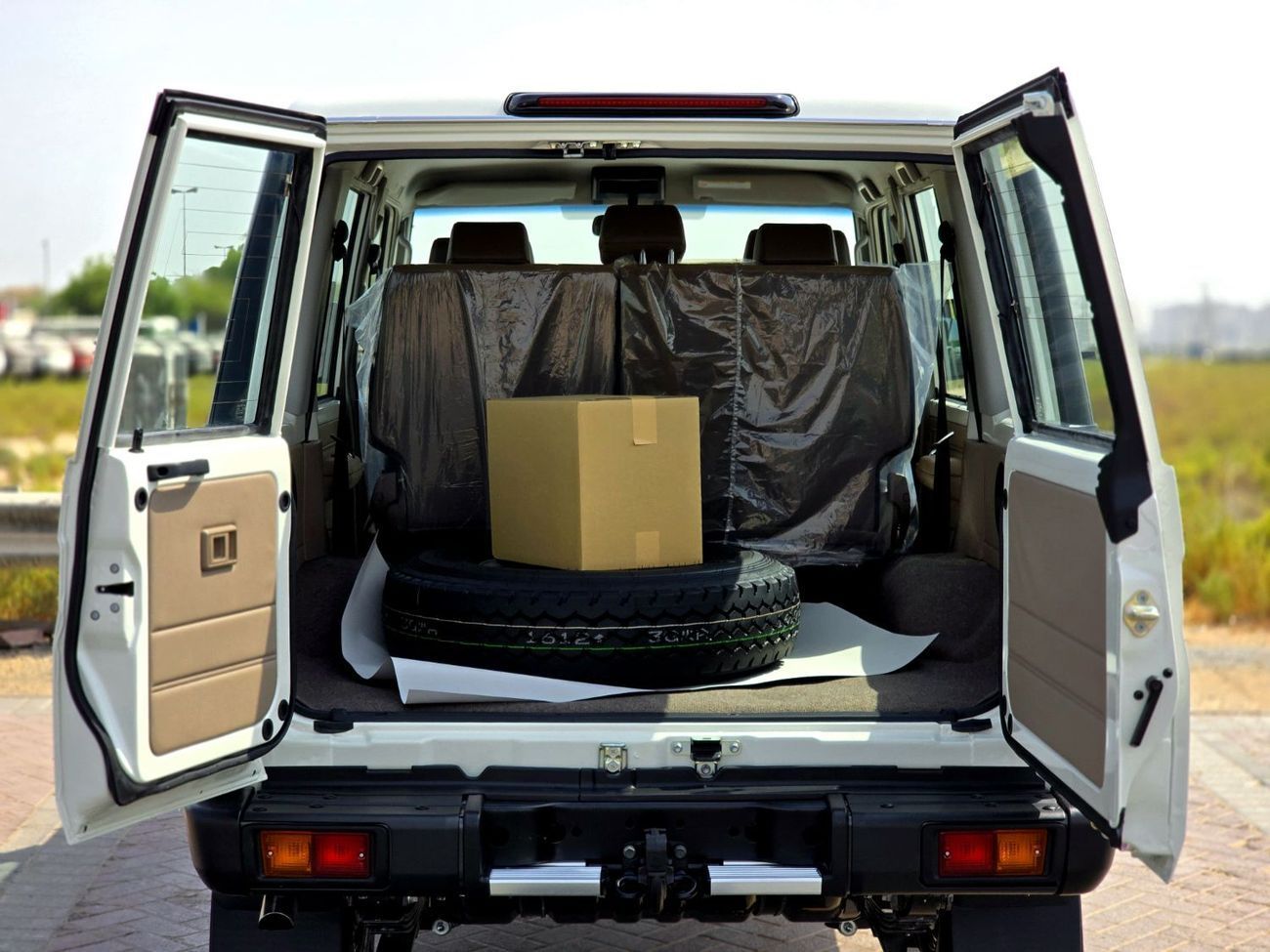 Toyota Land Cruiser LC76 DIESEL 2.8T - STD - E - DIFF LOCK - A/T - WHITE INSIDE BEIGE - 2025 - GCC SPECS