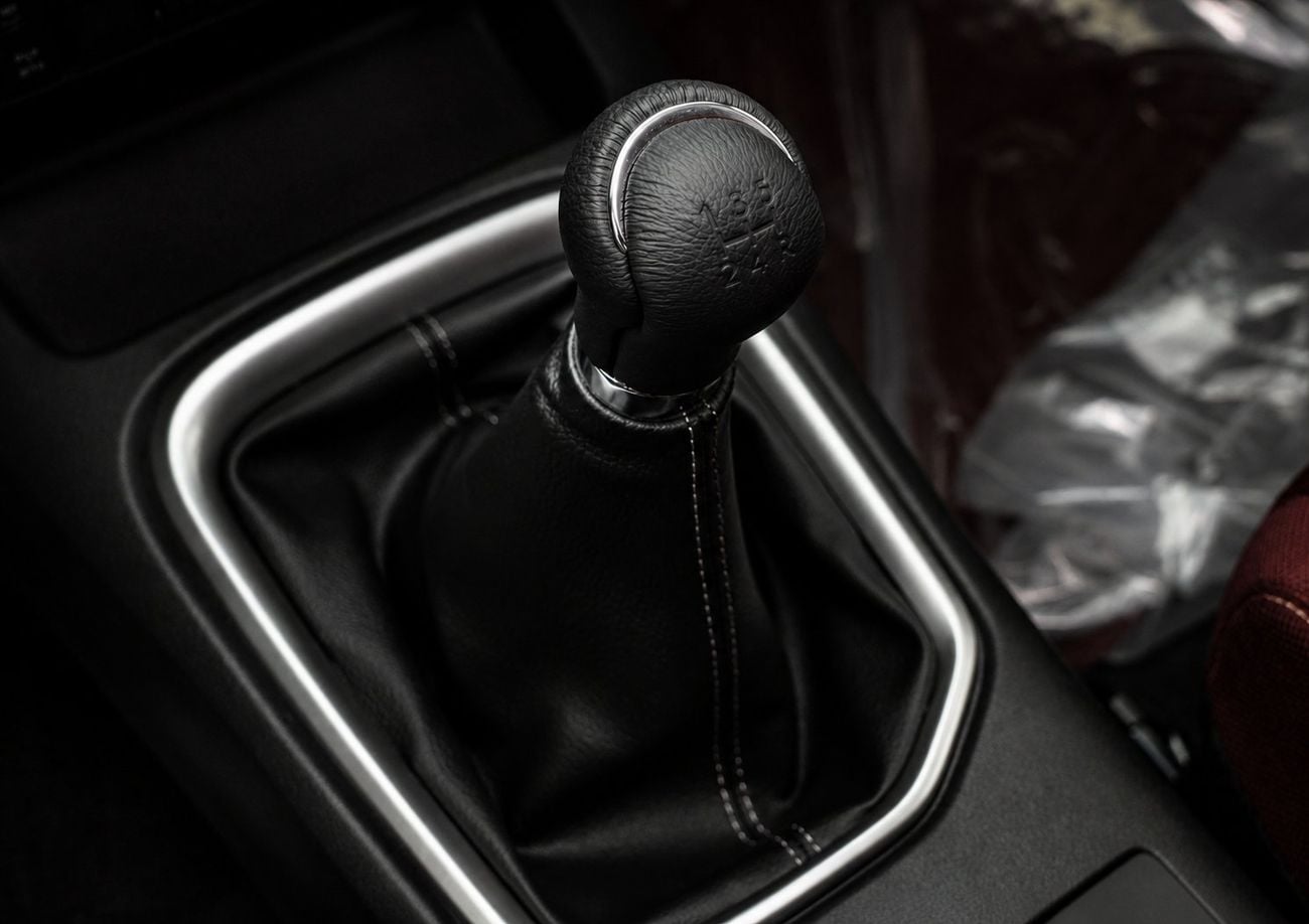 تويوتا هيلوكس ECTAI0016 - Toyota Hilux Double Cab -  2.7L Petrol Manual 4wd -  White - High Options