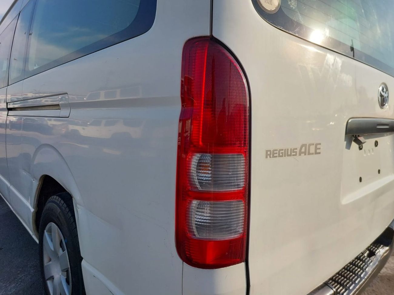 Toyota Hiace TOYOTA HIACE VAN RHD 2015 MODEL 3.0 L DIESEL AUTOMATIC(PM16111)