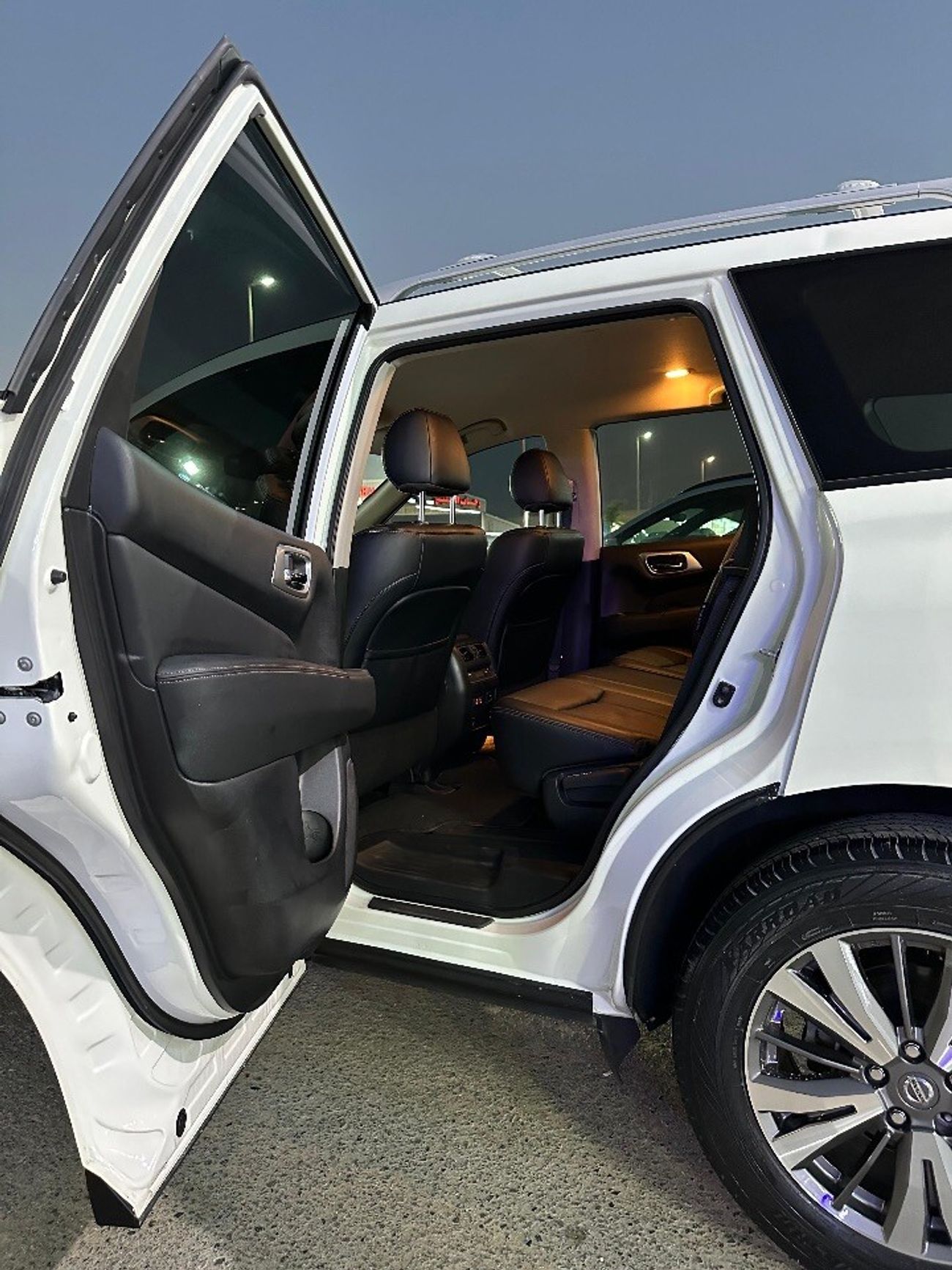 Nissan Pathfinder the car is in perfect condition, from the twentieth year, 4wd with an engine capacity of 3.5 360 cam