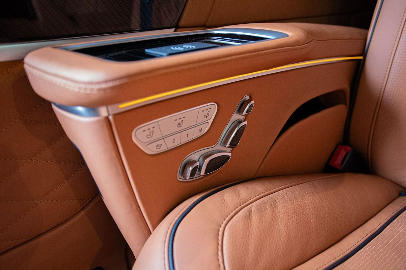 Mercedes-Benz V 300 Senzati GCC Luxury Interior. Mercedes-Benz Approved Conversion