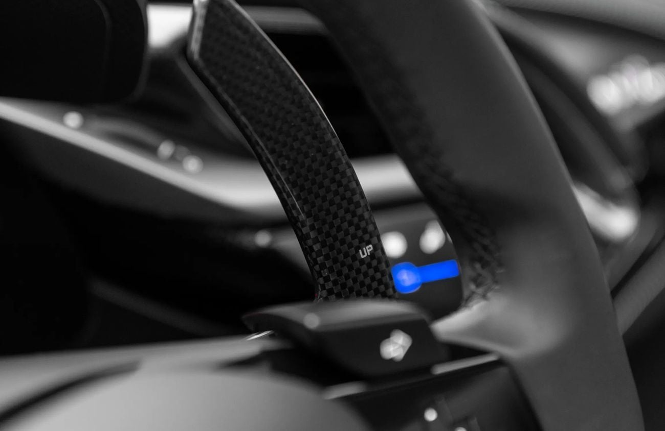 فيراري SF90 سبيدر 4.0L Twin-Turbocharged V8 + 3 Electric Motors