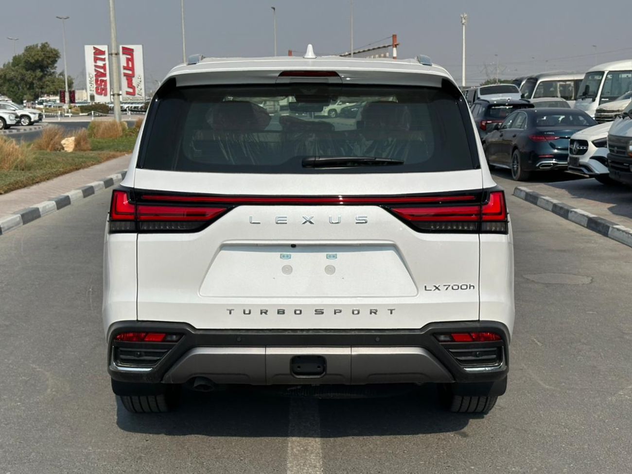 لكزس LX 700h Signature