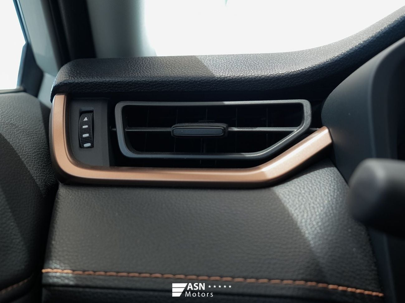 تويوتا وايلدلاندر  2.5L Hybrid 4WD 2025 (Clearance Price)